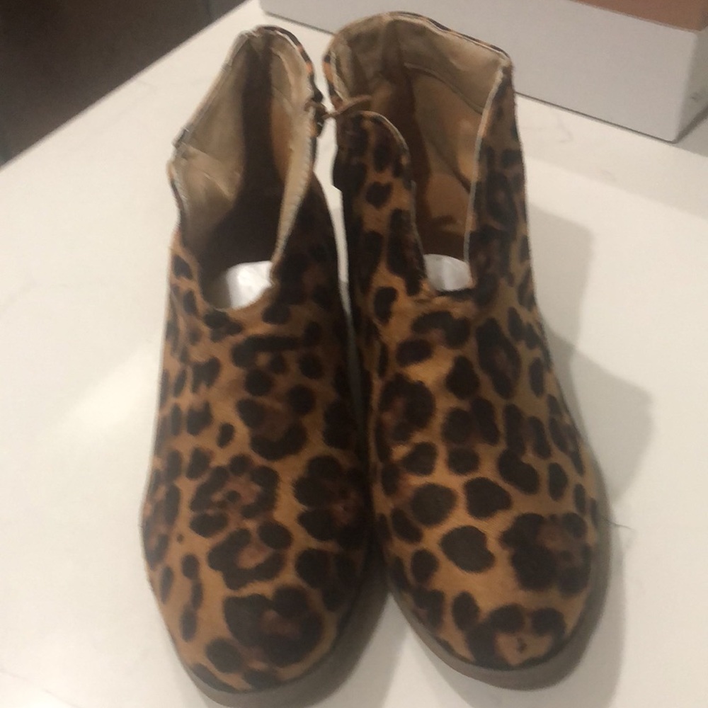 NEW NEVER WORN SOOO CUTE!! Leopard Ankle Booties - Picture 2 of 4